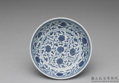 图片[2]-Dish with Indian lotus scrolls in underglaze blue, Qing dynasty, Qianlong reign (1736-1795)-China Archive